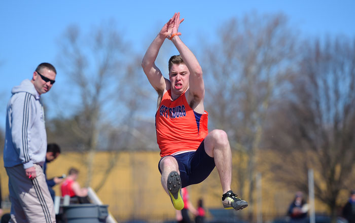 Dylan O'Neil running on the Gettysburg College Track team