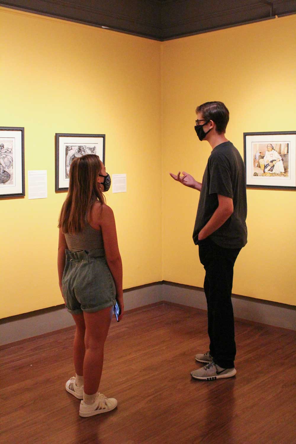 Man and woman speaking to one an other in the Schmucker Art Gallery